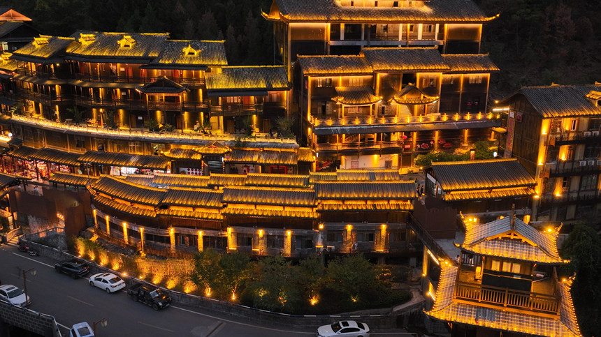 夜幕降臨，酉州古城燈火通明。陳碧生攝