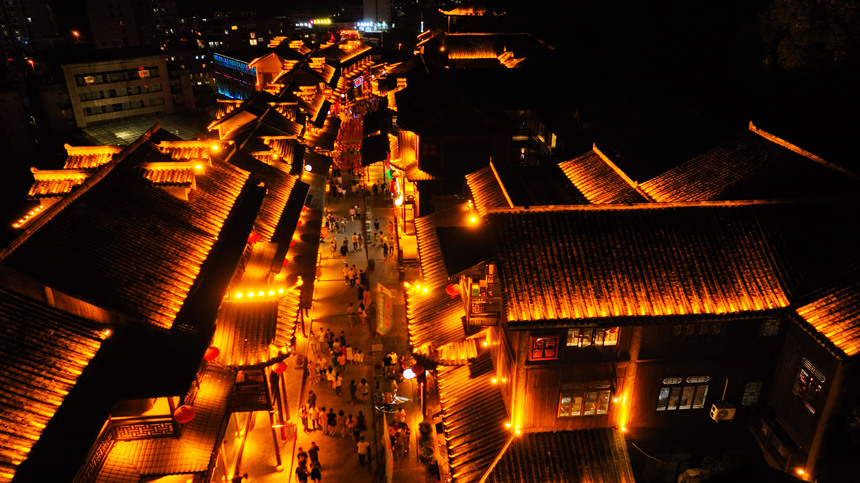 游客在酉州古城感受別樣民俗文化。陳碧生攝