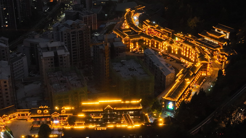 夜幕降臨，酉州古城燈火通明。陳碧生攝