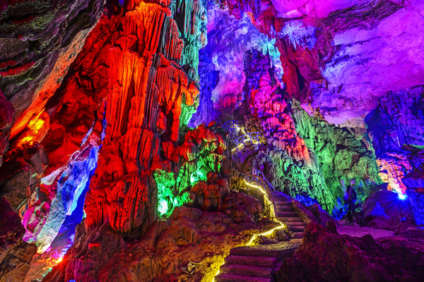 羊鹿山風(fēng)景區(qū)琵琶洞內(nèi)景。雙河口鎮(zhèn)供圖