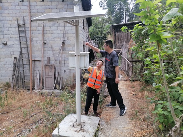 《巡查智能化監(jiān)測(cè)預(yù)警設(shè)備》。8月31日，黔江區(qū)黃溪規(guī)劃自然資源所所長(zhǎng)馮晏源（右）會(huì)同208地質(zhì)隊(duì)駐守隊(duì)員車龍濤在杉嶺鄉(xiāng)苦竹村新房子滑坡對(duì)智能化監(jiān)測(cè)預(yù)警設(shè)備開展巡查。向遠(yuǎn)旭攝