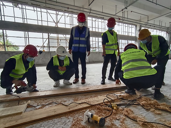 木工正在進行實操培訓。重慶市住房城鄉(xiāng)建委供圖