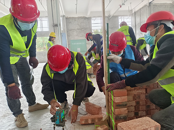 磚瓦工正在進行實操培訓。重慶市住房城鄉(xiāng)建委供圖