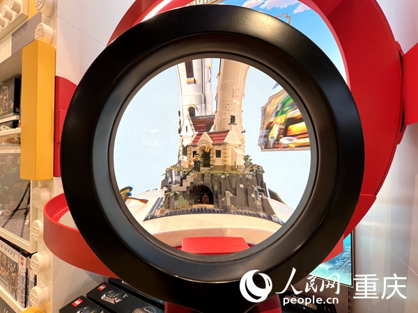 重慶品牌旗艦店中樂高積木展示。人民網(wǎng) 胡虹攝