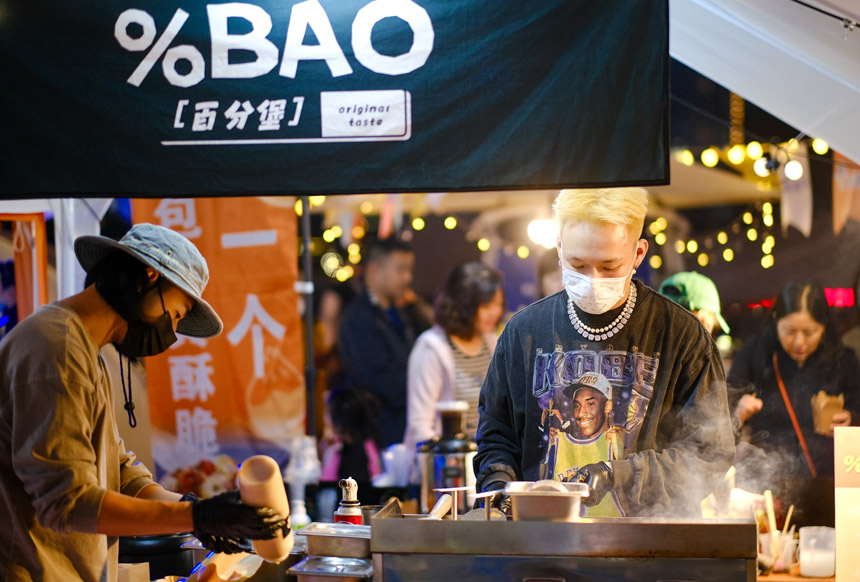 有吃有玩的“彩虹集市”，吸引了不少市民游客前來打卡游玩。郭旭攝