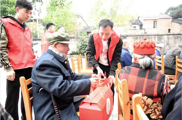 志愿者為老人送上伴手禮。隆太良攝