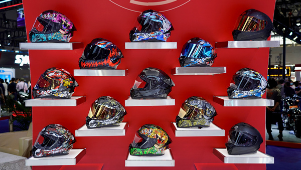 現(xiàn)場(chǎng)展出的頭盔、服飾等配件。吳汪洋攝