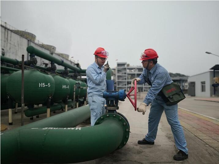 操作人員對循環(huán)水系統(tǒng)進行工藝操作。川維化工公司供圖