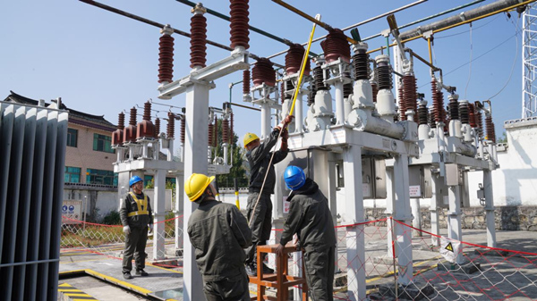工作人員正在更換變壓器。萬雪蓮攝