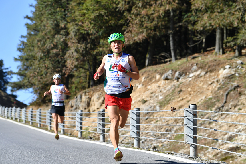 運動員在比賽中。