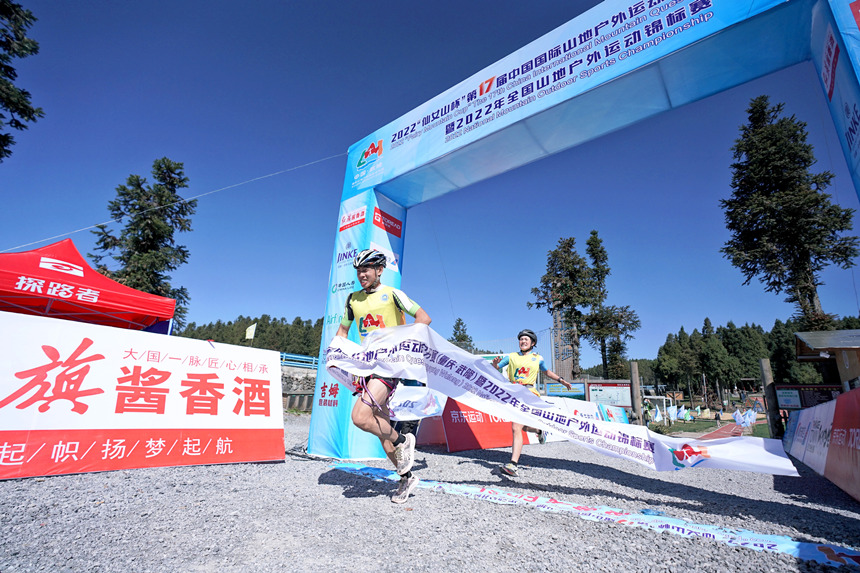 運(yùn)動(dòng)員到達(dá)公開賽第二賽段比賽終點(diǎn)。