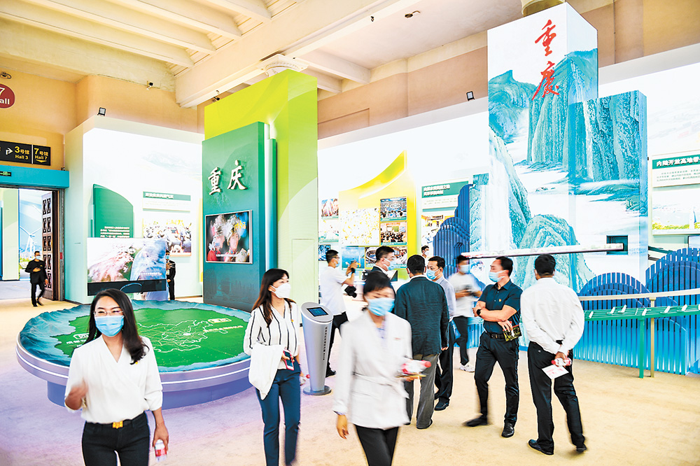 觀眾在重慶單元參觀。記者 齊嵐森 攝/視覺重慶