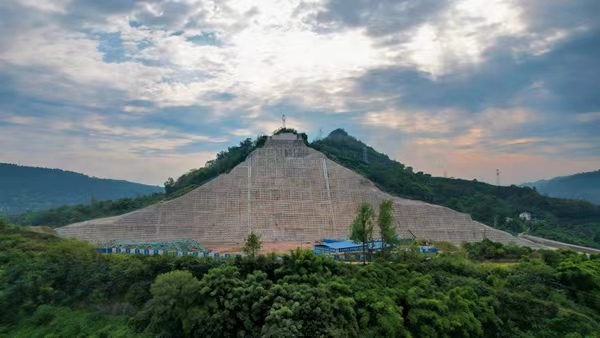 萬州北部新城項(xiàng)目渝巴路工程3#高邊坡正式完工。中交四航局六公司供圖