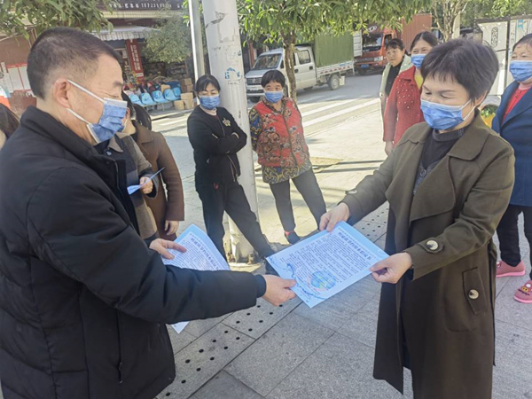 向市民發(fā)放宣傳手冊(cè)。易明君攝