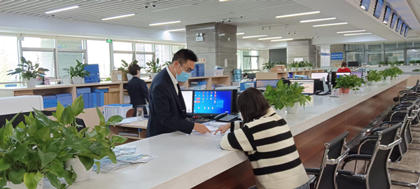 云陽(yáng)縣行政審批大廳工作人員向建筑公司介紹分階段辦理施工許可證。云陽(yáng)縣住建委供圖