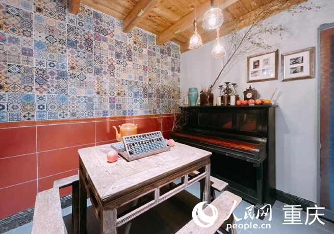 老人留存下來的百年四方桌。受訪者供圖