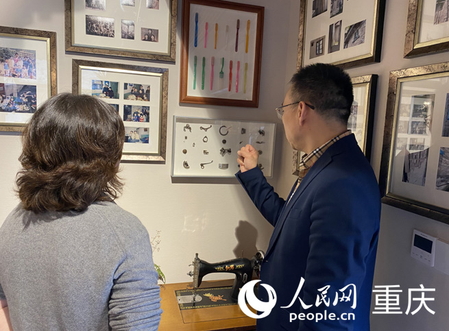  丁勝為市民介紹為紀(jì)念父母工作經(jīng)歷制作的裝飾畫。人民網(wǎng) 劉祎攝