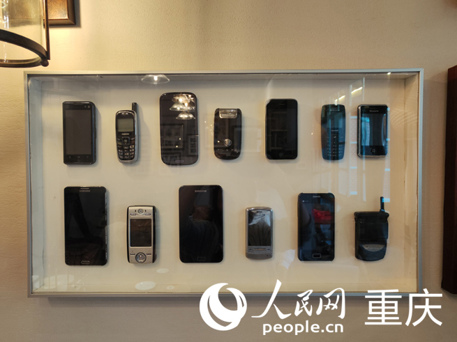 見證著時代變遷的手機(jī)。人民網(wǎng) 劉祎攝
