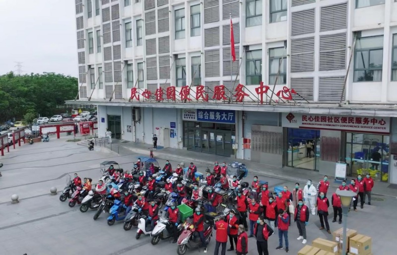 民心佳園社區(qū)的“騎手”志愿者們集合整隊(duì)準(zhǔn)備出發(fā)。江于同攝