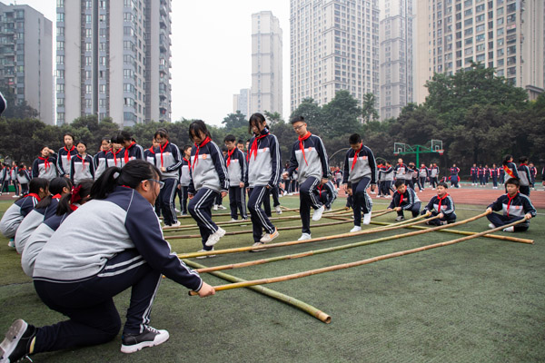 多彩大課間——苗族竹竿舞。徐悲鴻中學(xué)供圖