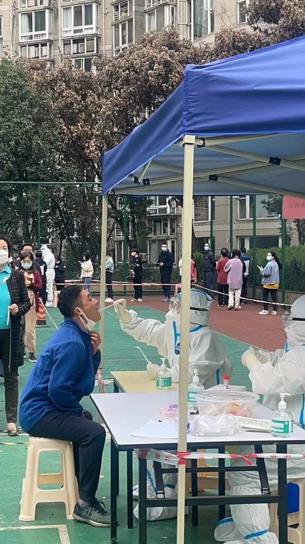 志愿者在小區(qū)搭建起核酸采集點(diǎn)。受訪者供圖
