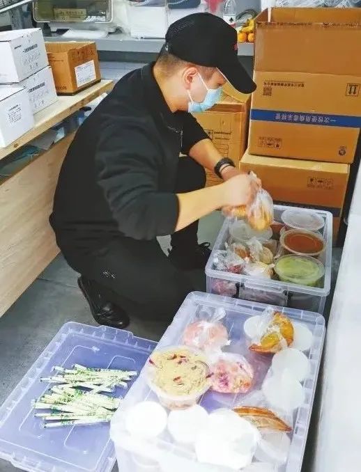 暖心企業(yè)為社區(qū)醫(yī)護(hù)人員和工作人員準(zhǔn)備早餐。渝中發(fā)布供圖