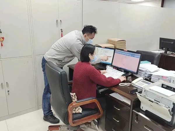 駐行工作人員為相關單位緊急核準銀行賬戶。人民銀行重慶營業(yè)管理部供圖