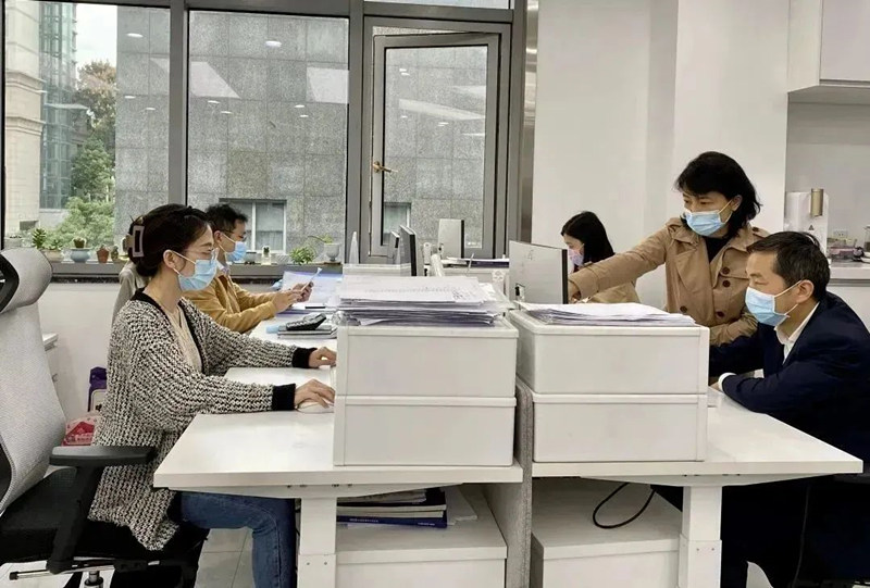 國庫工作人員疫情期間堅守崗位駐行辦理預算收支業(yè)務。人民銀行重慶營業(yè)管理部供圖