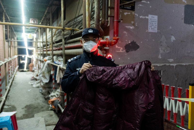 熱心群眾為執(zhí)勤民警送來御寒大衣。渝中區(qū)公安分局供圖