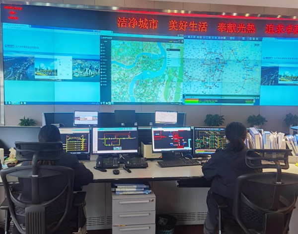 重慶燃?xì)饧瘓F總調(diào)度室堅守崗位保障天然氣調(diào)度安全平穩(wěn)。宋倩攝