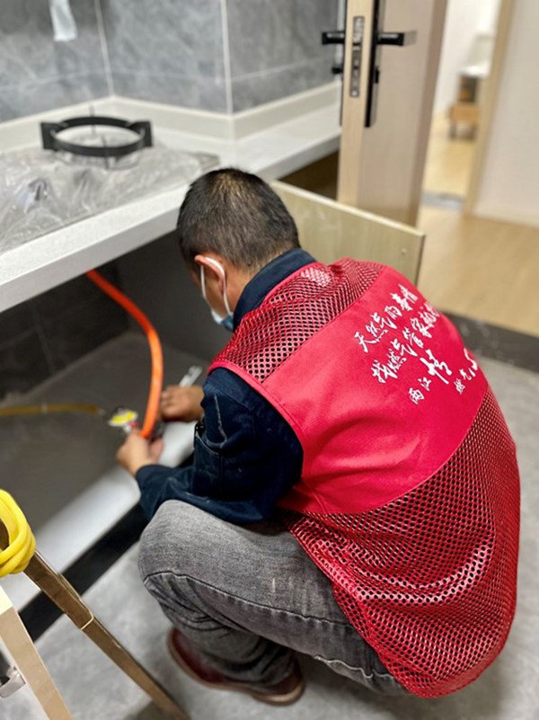 重慶燃?xì)鈨山就瓿删o急通氣任務(wù)，保障重點區(qū)域場所如期投用。楊俊彥攝