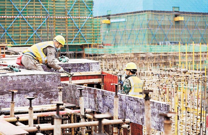 十一月十四日，西部（重慶）科學(xué)城科創(chuàng)示范項(xiàng)目一期工程，工人正在加緊施工。首席記者 龍帆 攝/視覺(jué)重慶