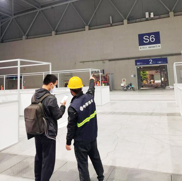 重慶移動網(wǎng)絡(luò)建設(shè)維護人員在國博中心悅來方艙醫(yī)院開展網(wǎng)絡(luò)測試。重慶移動公司供圖