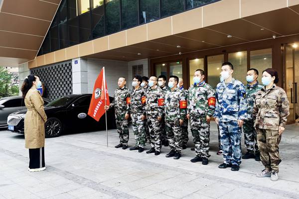 沙坪壩區(qū)退役軍人紅巖志愿服務(wù)隊集合完畢。受訪單位供圖