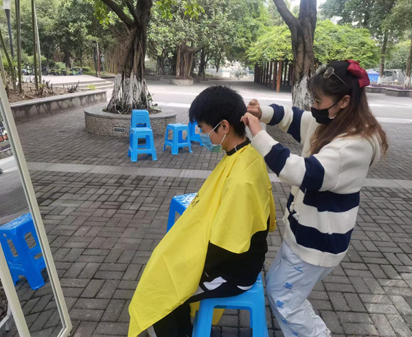 志愿服務“理發(fā)站”現(xiàn)場。重慶理工大學供圖