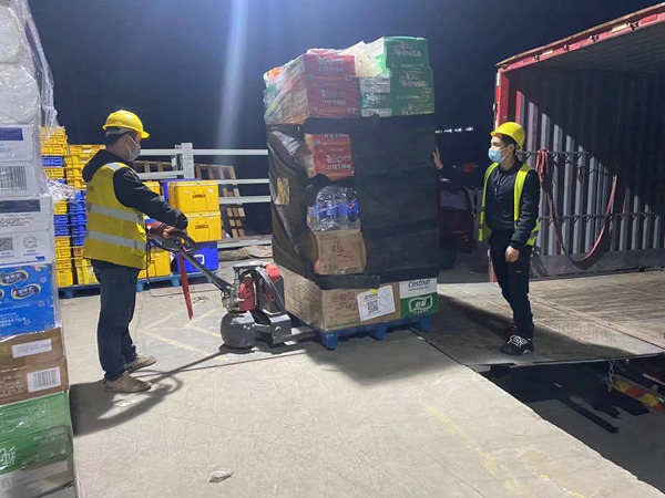 交運(yùn)集團(tuán)萬(wàn)運(yùn)公司全力保障供應(yīng)鏈暢通，科學(xué)調(diào)配合理組織運(yùn)力，確保城市居民日常生活需求物品供應(yīng)。重慶交運(yùn)集團(tuán)供圖