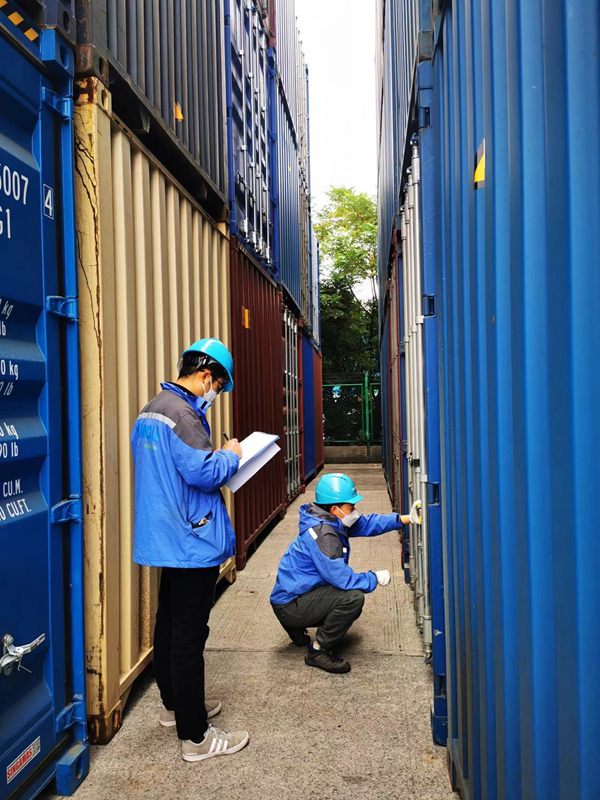 渝新歐公司現(xiàn)場(chǎng)調(diào)度中心員工正在進(jìn)行班列發(fā)運(yùn)前的準(zhǔn)備工作，核對(duì)集裝箱箱號(hào)和海關(guān)封號(hào)，并檢查集裝箱箱況。重慶交運(yùn)集團(tuán)供圖