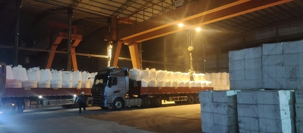 公運(yùn)納溪溝港口，大貨車運(yùn)來(lái)滿車的肥料貨品在有序出庫(kù)裝車，力爭(zhēng)準(zhǔn)時(shí)到達(dá)客戶手中，確保民生農(nóng)業(yè)用品供應(yīng)充足。重慶交運(yùn)集團(tuán)供圖