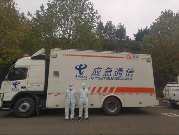 應(yīng)急通信車準(zhǔn)備就緒。中國(guó)電信重慶公司供圖