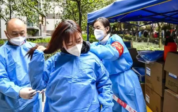 父女倆為參與防控工作做準(zhǔn)備。南岸區(qū)融媒體中心供圖