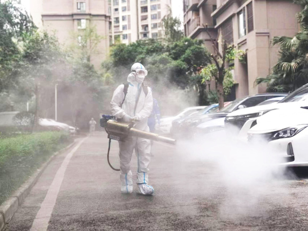 物業(yè)人員正在進行消殺。重慶龍湖供圖