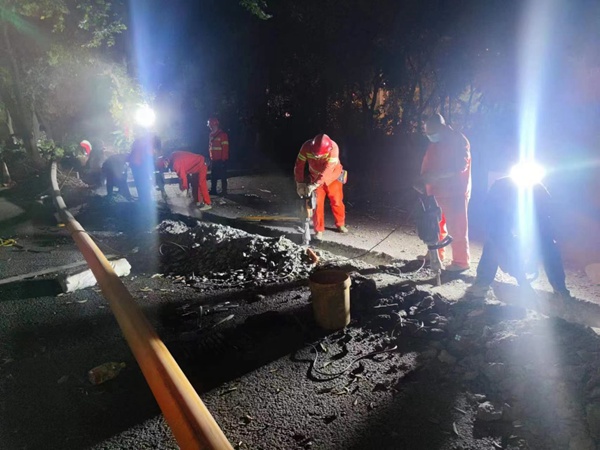 搶建南坪會展中心方艙燃?xì)獍惭b工程。重慶能源集團(tuán)供圖