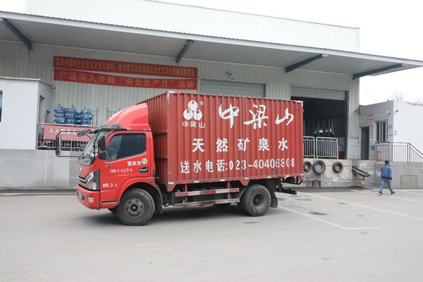 調(diào)配物資。蔣勇? 攝