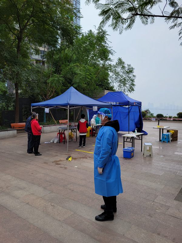 重慶能源集團(tuán)職工參加防疫志愿服務(wù)。李朋攝