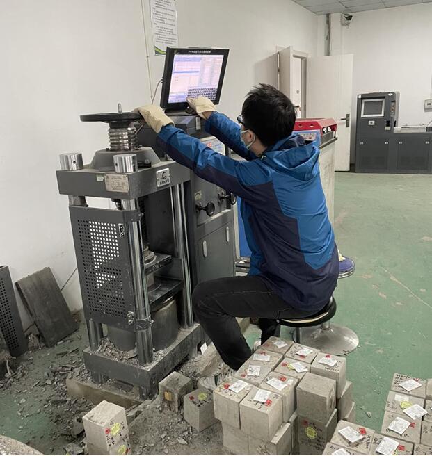 市建科院檢測(cè)中心江南分中心實(shí)驗(yàn)室抓緊推進(jìn)重慶市重點(diǎn)工程質(zhì)量檢測(cè)工作。市建科院檢測(cè)中心供圖