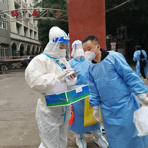 趙瀟（左一）在工作中。受訪者供圖