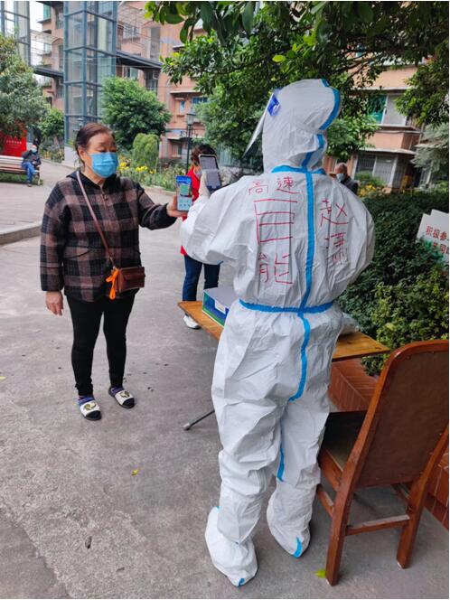 趙瀟為居民掃碼登記。受訪者供圖