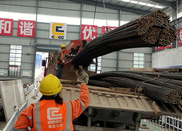 調(diào)運鋼材。丁衛(wèi)林攝