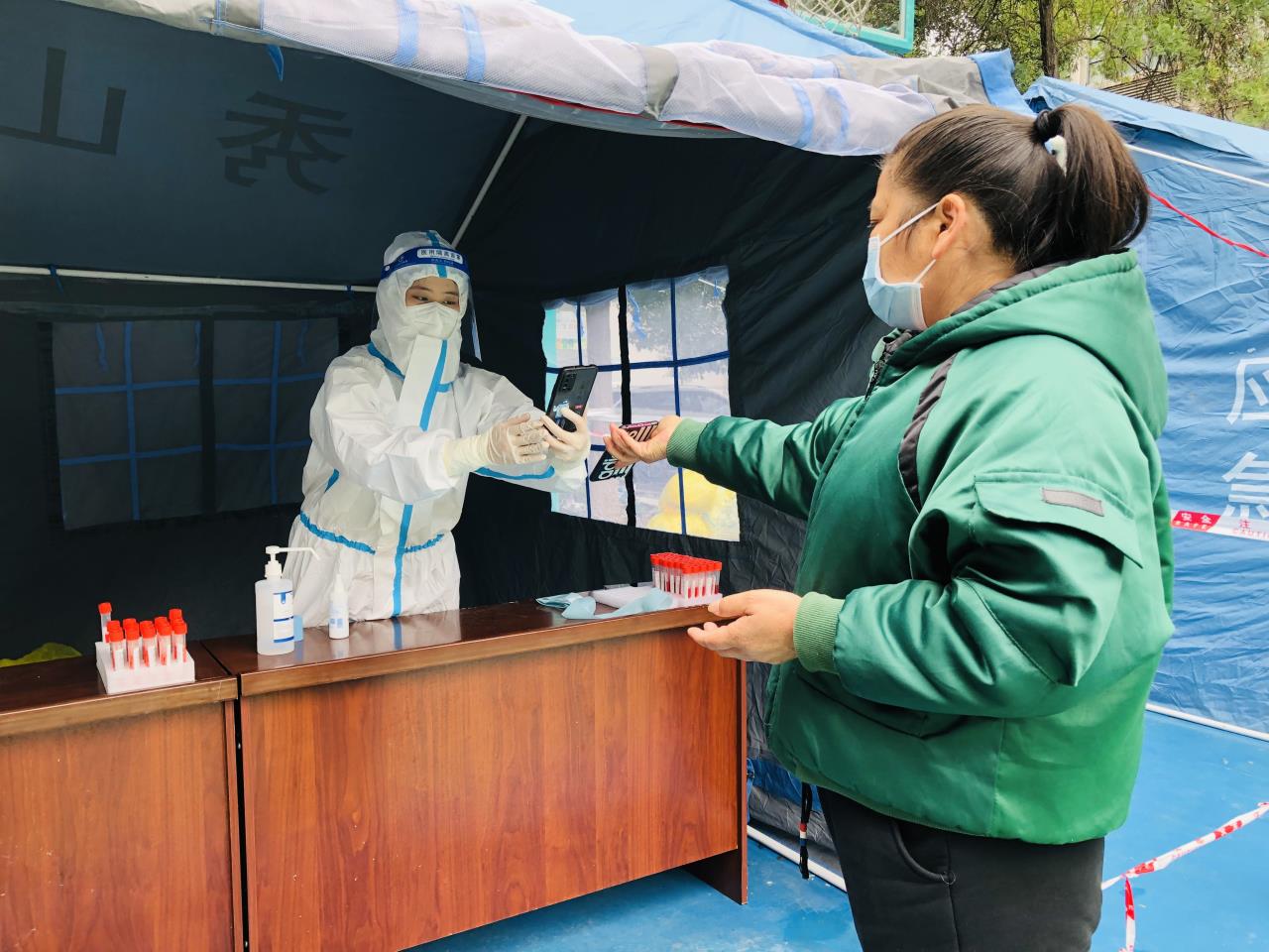 志愿者溫馨（左一）正進(jìn)行信息采集。楊帆 攝。