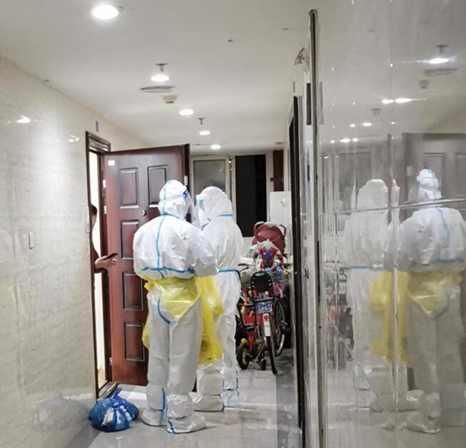 志愿者上門做核酸。重慶高速集團供圖